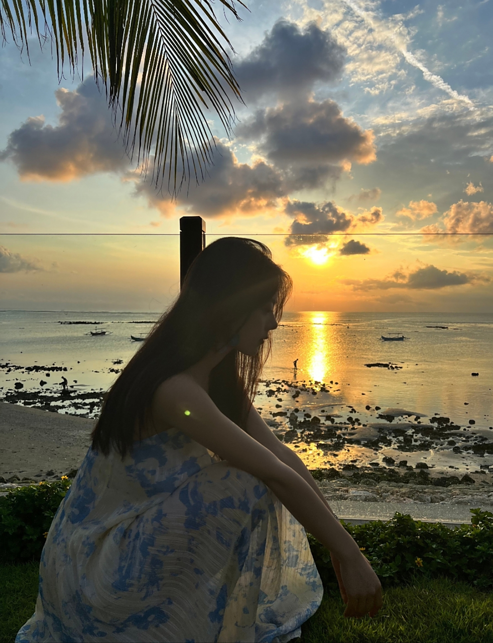 赵今麦穿碎花裙子,在海边看日落,特别美丽动人.