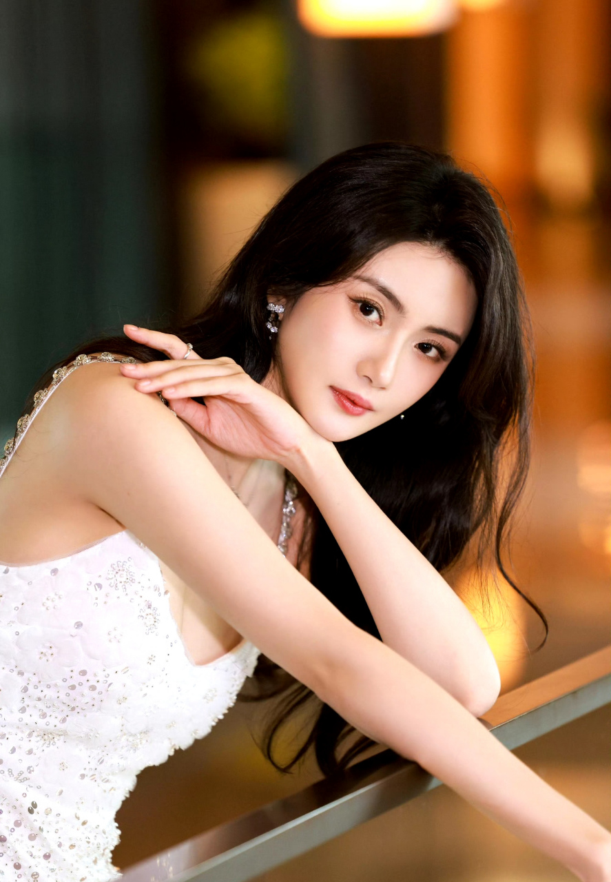 赵昕穿亮片裙子,长发披肩时,美到极致.