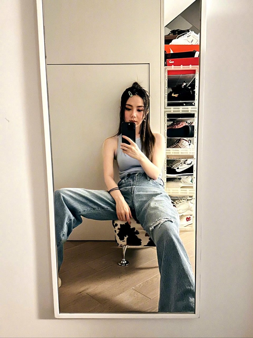 邓紫棋穿破洞牛仔裤,在家里玩自拍,很美