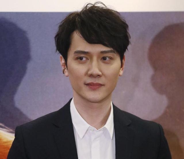 冯绍峰在拍戏的时候,一般都到剧组之后才背台词,而赵丽颖则习惯到达剧