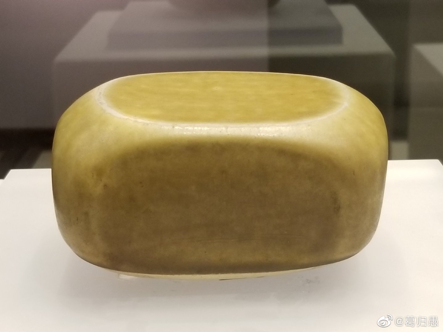 文物# 博物馆馆藏寿州窑黄釉瓷枕 学界普遍认为寿州窑创烧于南北朝中