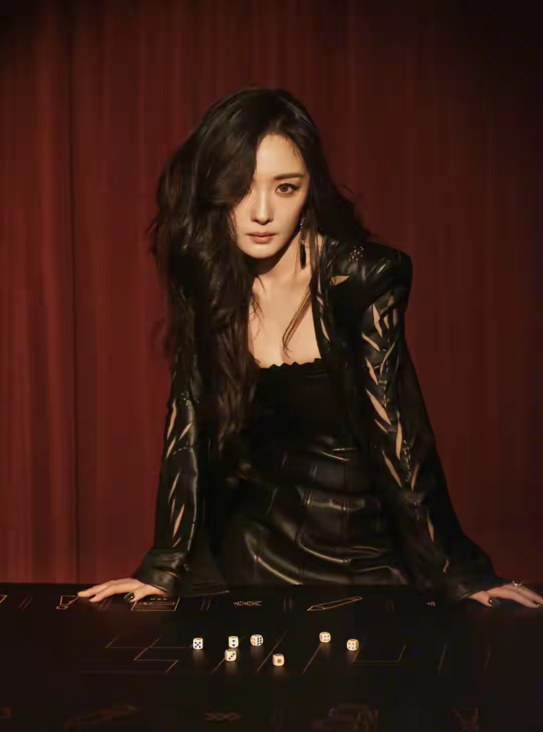 以往总说她是"带货女王""收视保障",这次直接化身"火辣天花板"