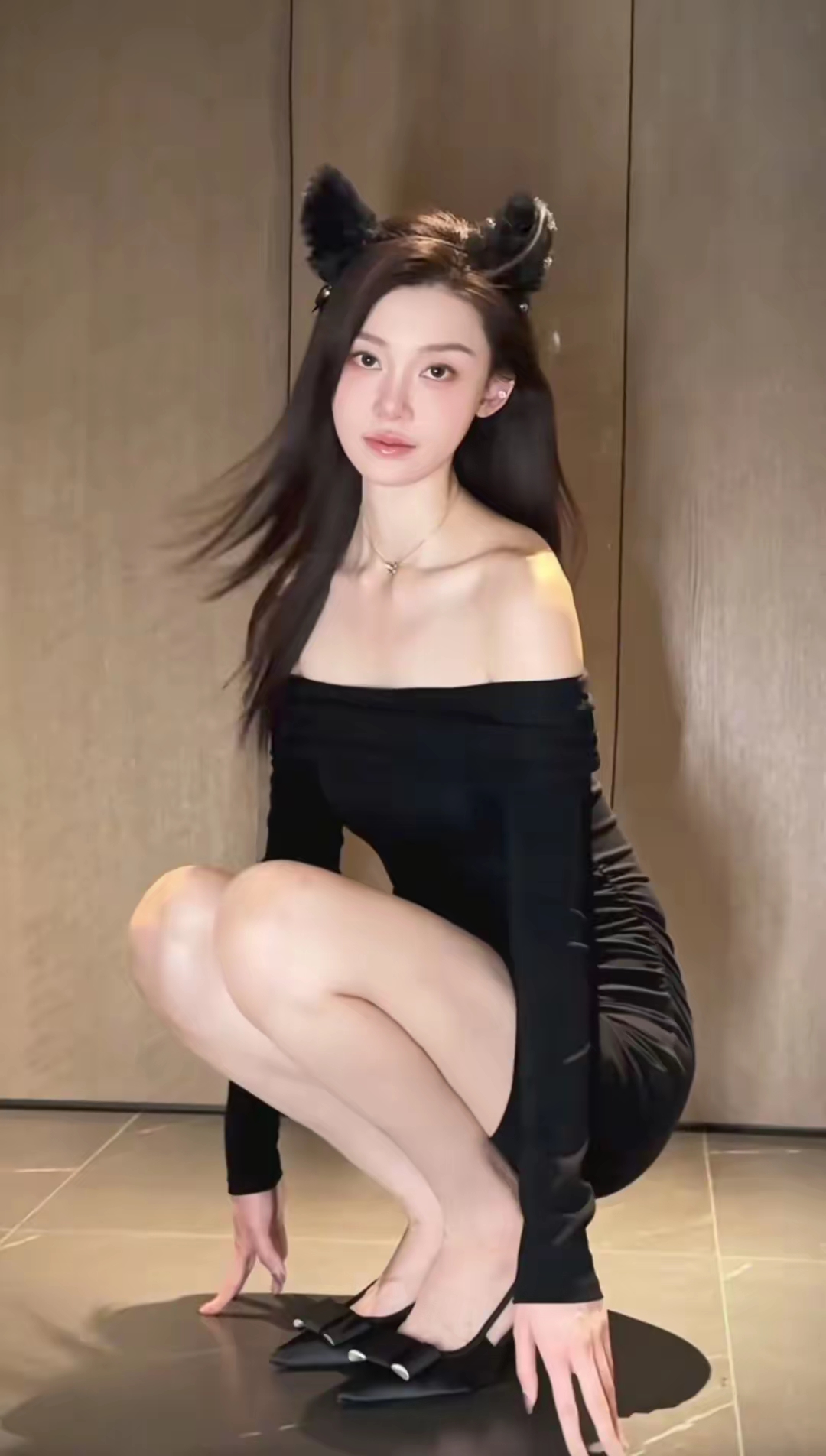 我头回刷到张芮尔,是她那个"反向眼神杀"的视频,当时我就惊呆了