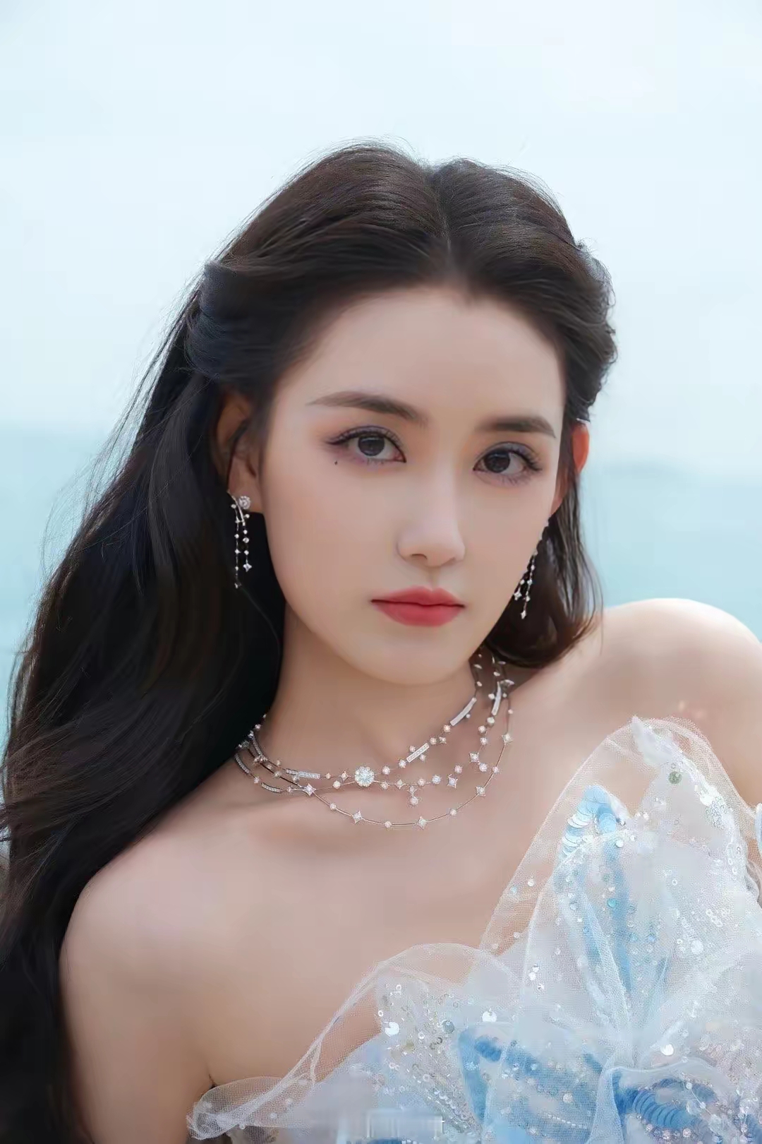 蒋依依童星出道,在演艺界摸爬滚打多年,演技和气质一路沉淀,才有了