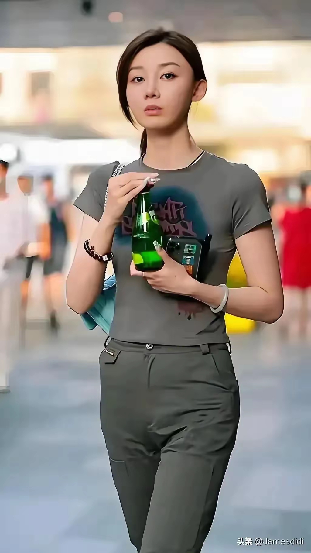 完全没偶像包袱的样子和张芮尔张芮尔个人资料简介张芮尔美足张芮尔三