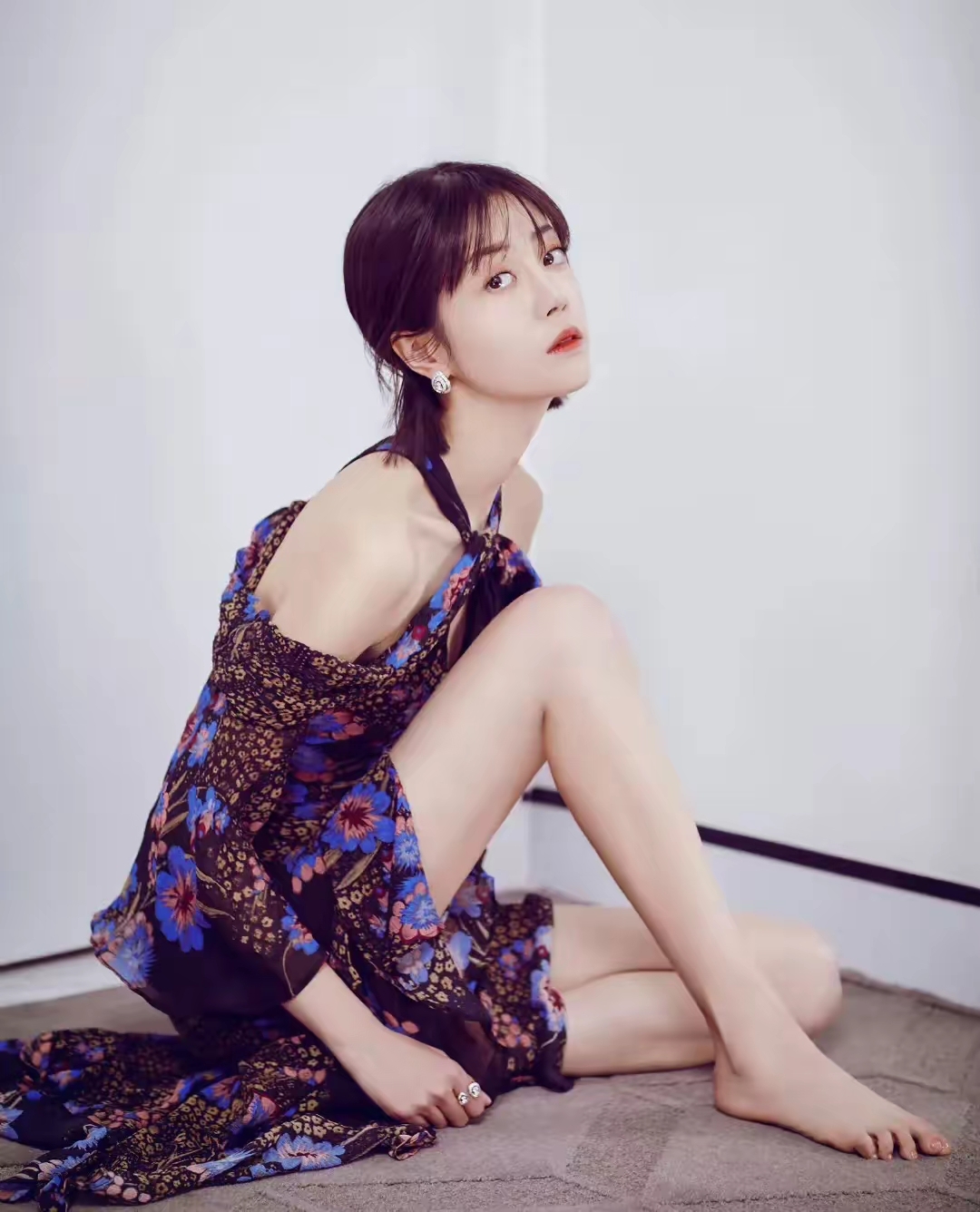 最近李溪芮在新剧《2099》中塑造的ai角色凭借一双逆天大长腿