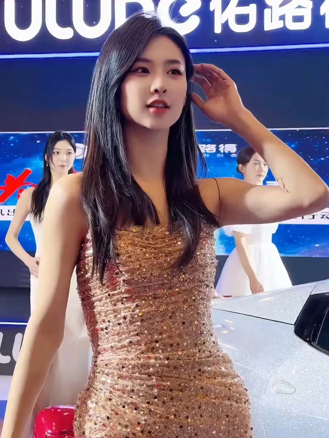 刷到苏宁的车模照片,我差点把嘴里的奶茶喷出来!