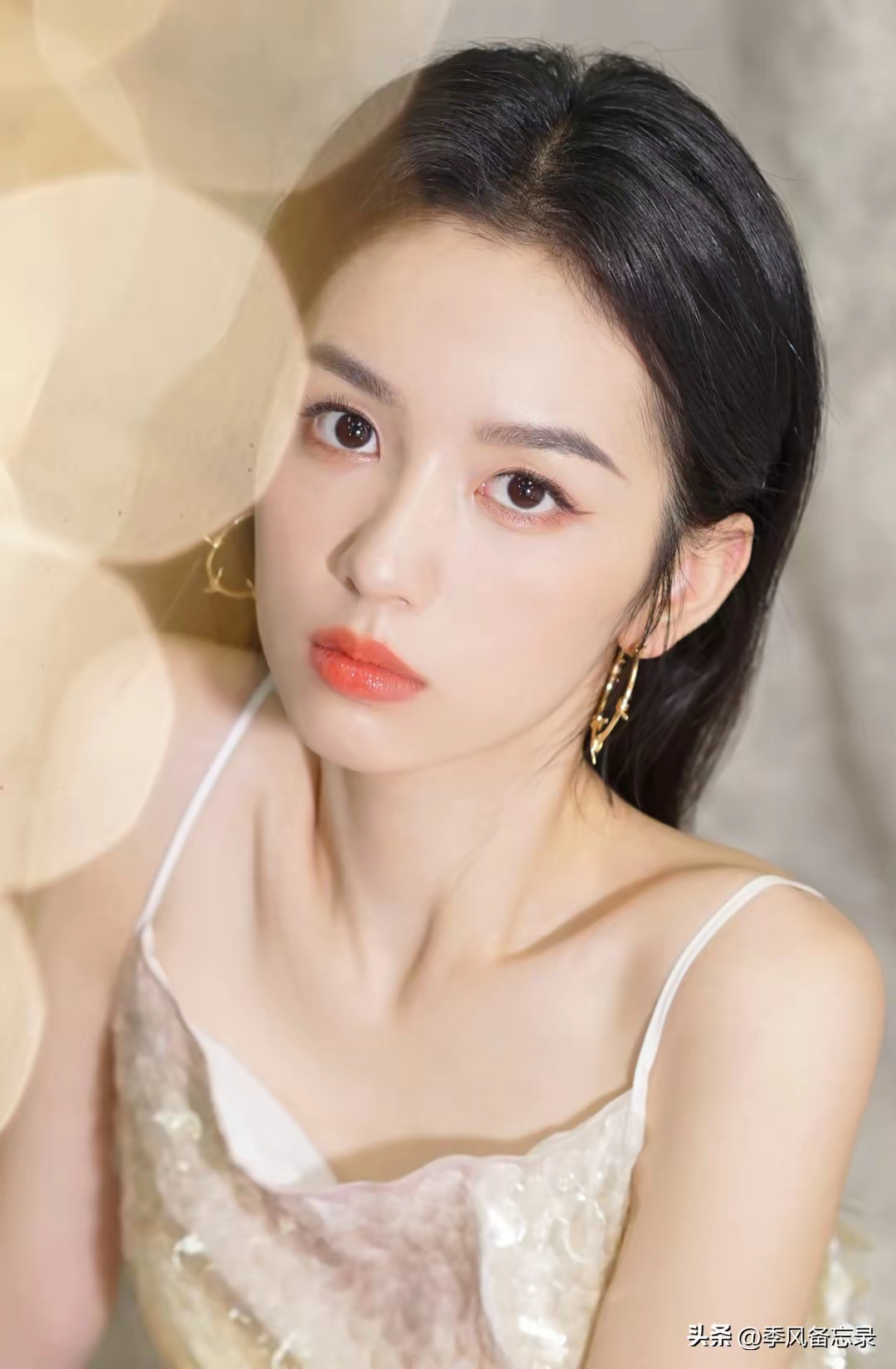 从《山河令》小魔女出圈,她时尚感一路狂飙,这次把甜美和性感融在鞋跟