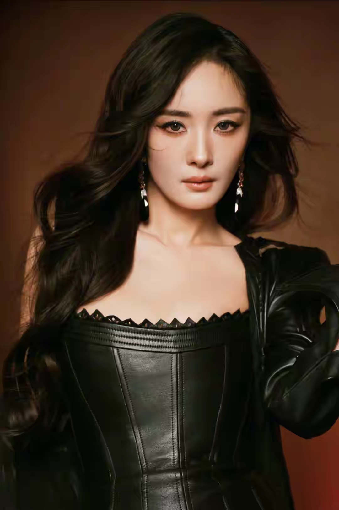 以往总说她是"带货女王""收视保障",这次直接化身"火辣天花板"