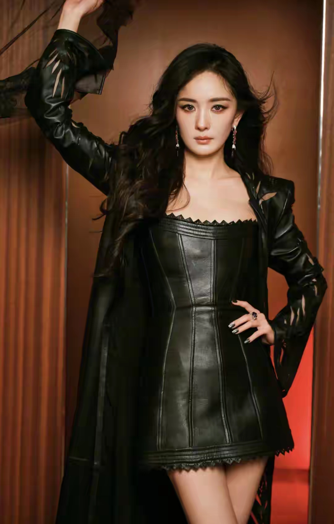 以往总说她是"带货女王""收视保障",这次直接化身"火辣天花板"