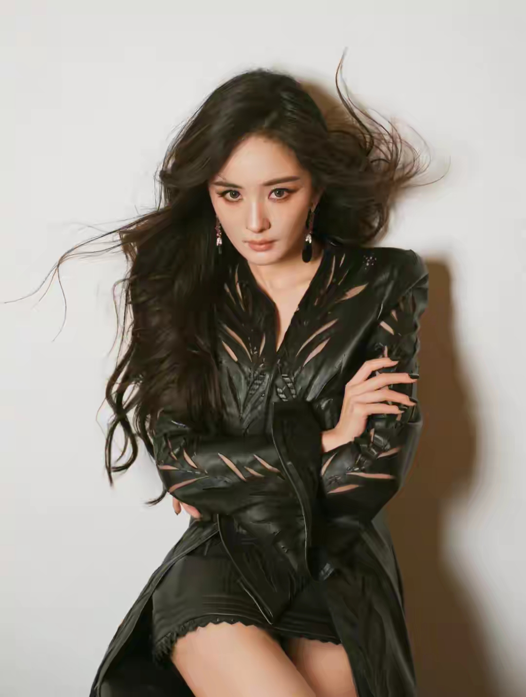 以往总说她是"带货女王""收视保障",这次直接化身"火辣天花板"