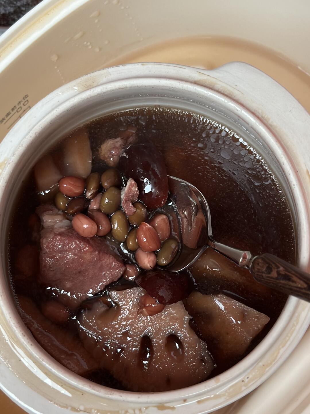 它能补气血,固肾气,养阴生津,帮我们把苦夏里流失的津液,肾气和气血都