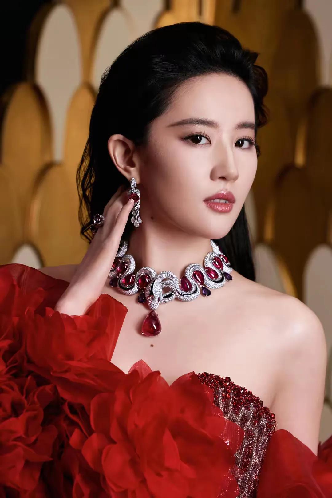 刘亦菲与灵蛇项链的魅力奇缘 #刘亦菲戴灵蛇项链贵气十足#