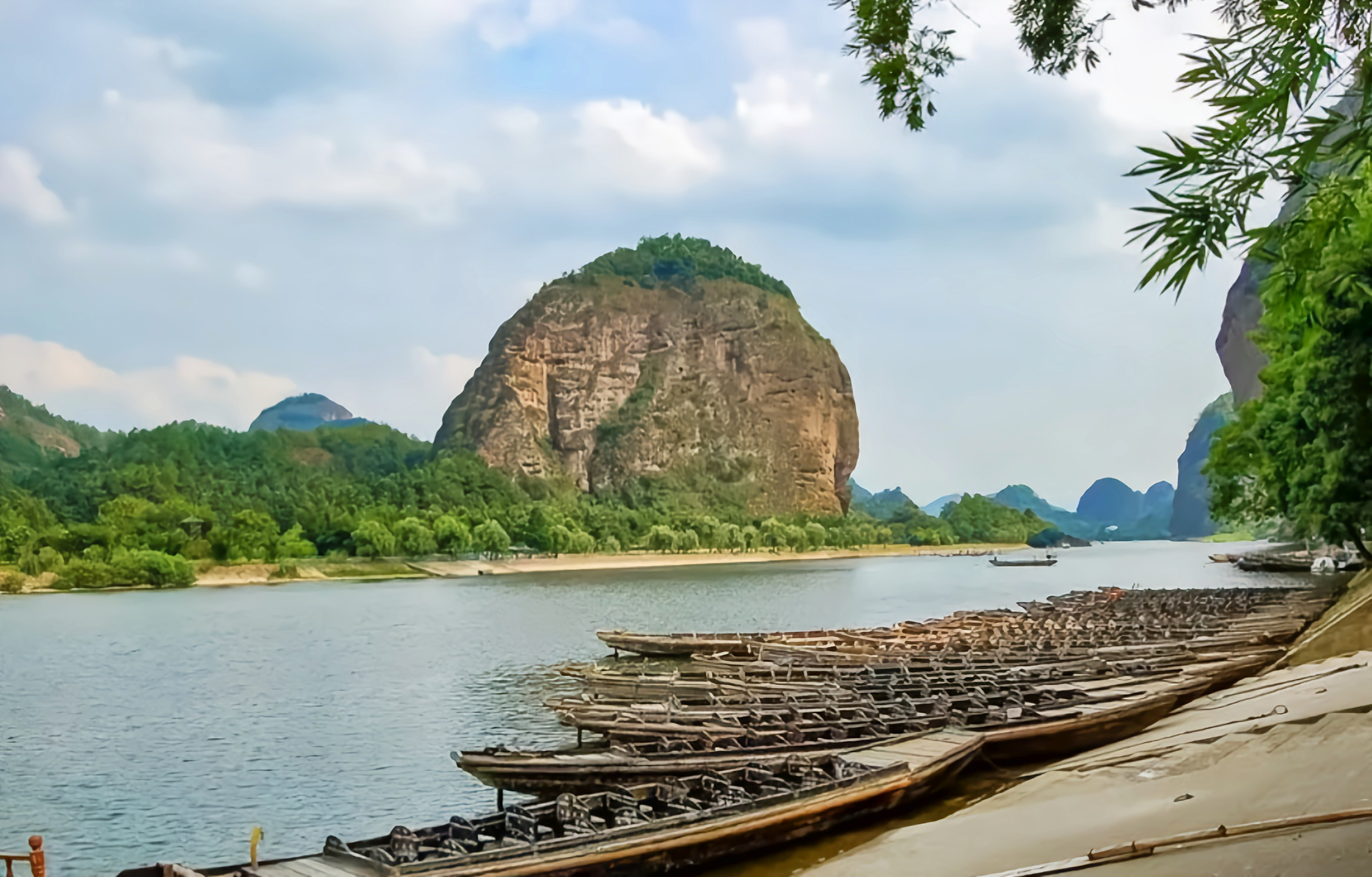 【鹰潭:穿行在湖光山色间的江西明珠】    鹰潭,一座如诗如画的城市