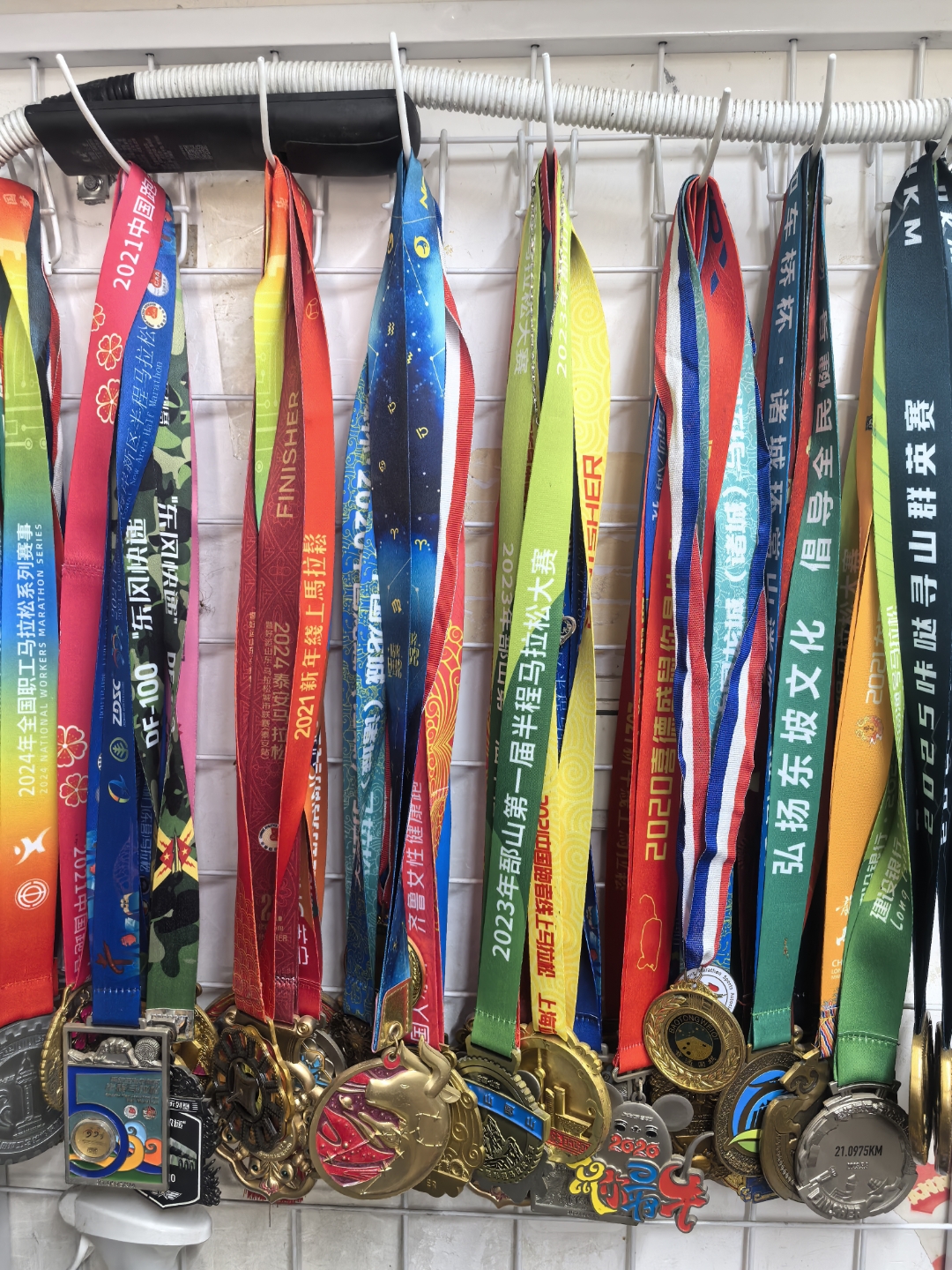 长跑金牌800米奖牌脖子里戴马拉松奖牌的图片运动会应援物短跑的奖牌