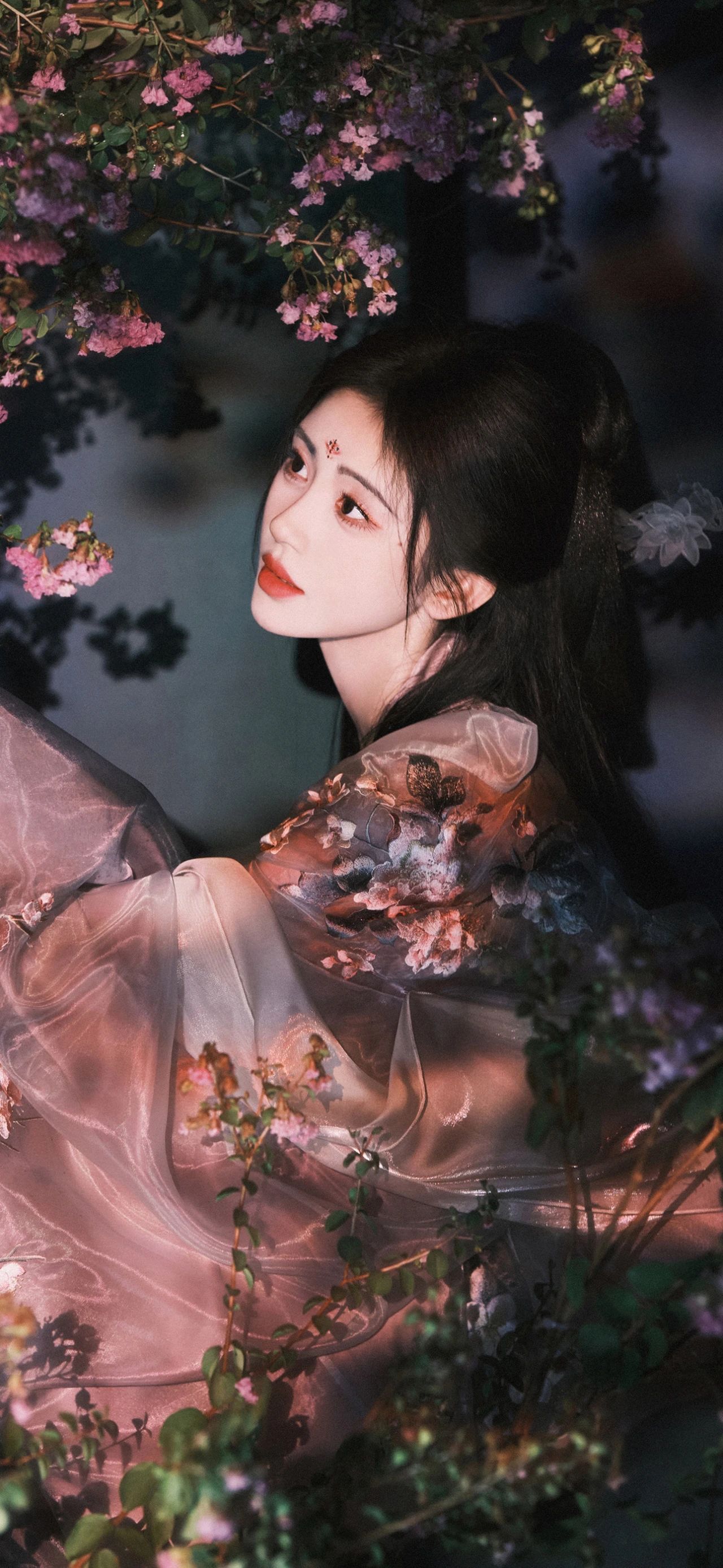 春天里,樱花树下,她静静站着,仿佛从古风画中走出的女子美 