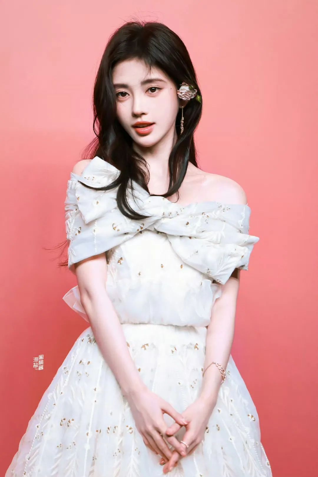 鞠婧祎优雅亮相,白色礼服如仙女下凡,美得让人屏息.#鞠婧祎