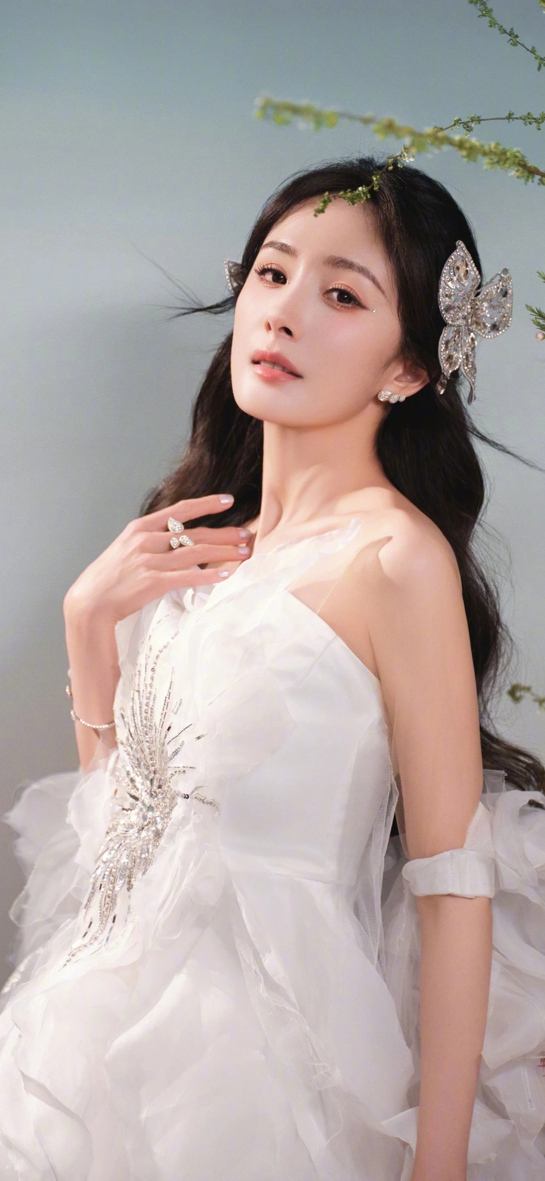 杨幂身穿一袭白裙,优雅迷人,头戴小花,清新脱俗.#杨幂