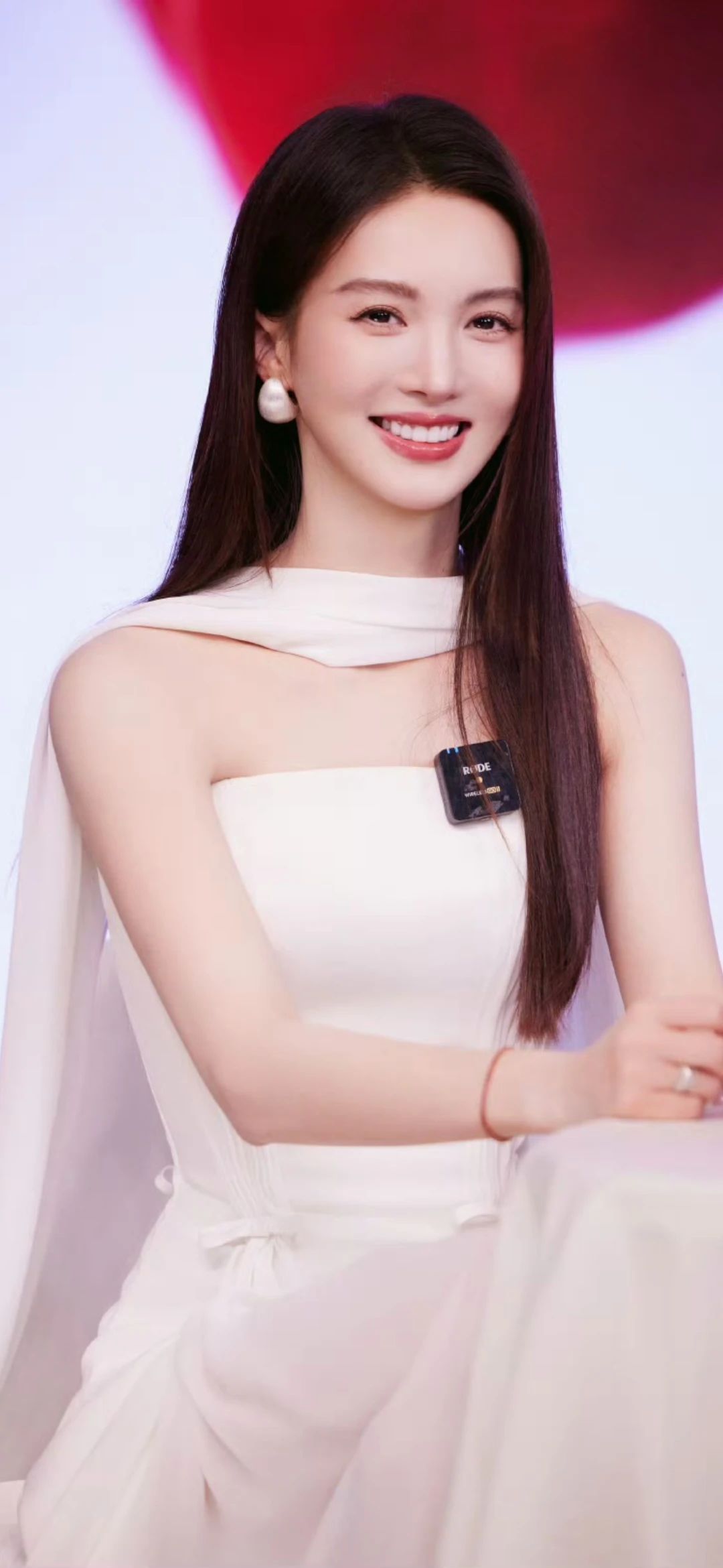 金晨笑容灿烂,一袭白裙优雅迷人,仿佛从画中走出的仙女,让人心动不已