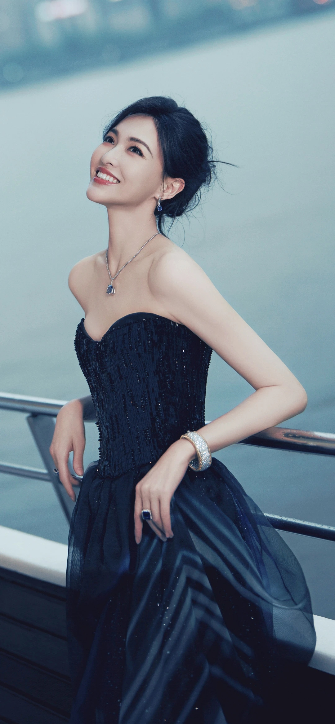 唐嫣"笑颜如花,优雅气质尽显海边浪漫时刻.#唐嫣