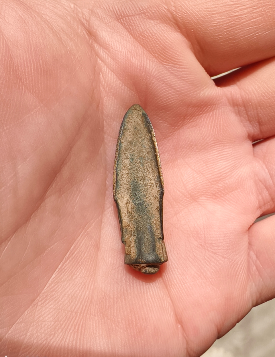 购得一枚战汉时期青铜箭头,品相还行吧!