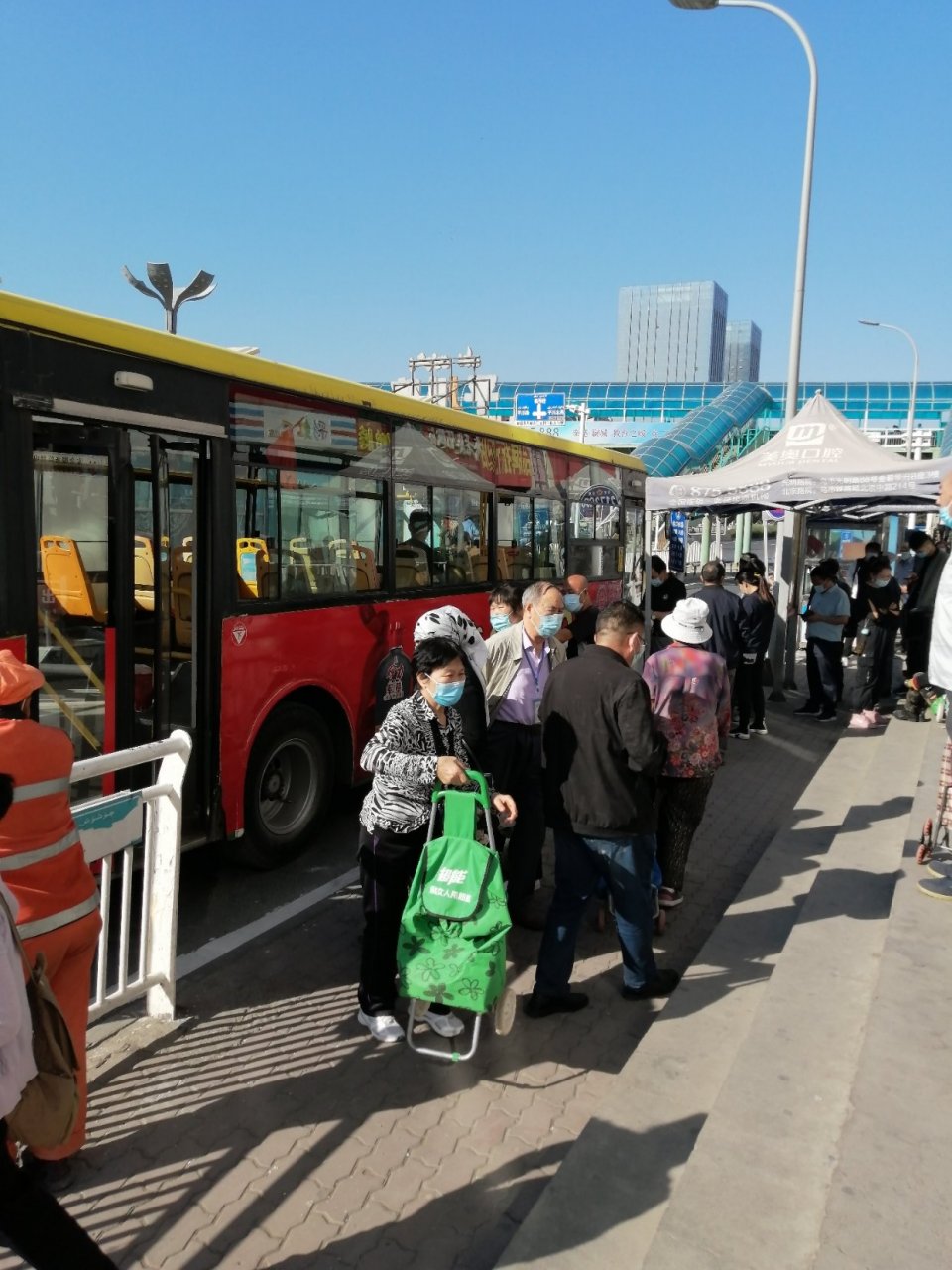 大多数公交车停靠的北园春农贸市场站,车内乘客纷纷下车了,而公交车内