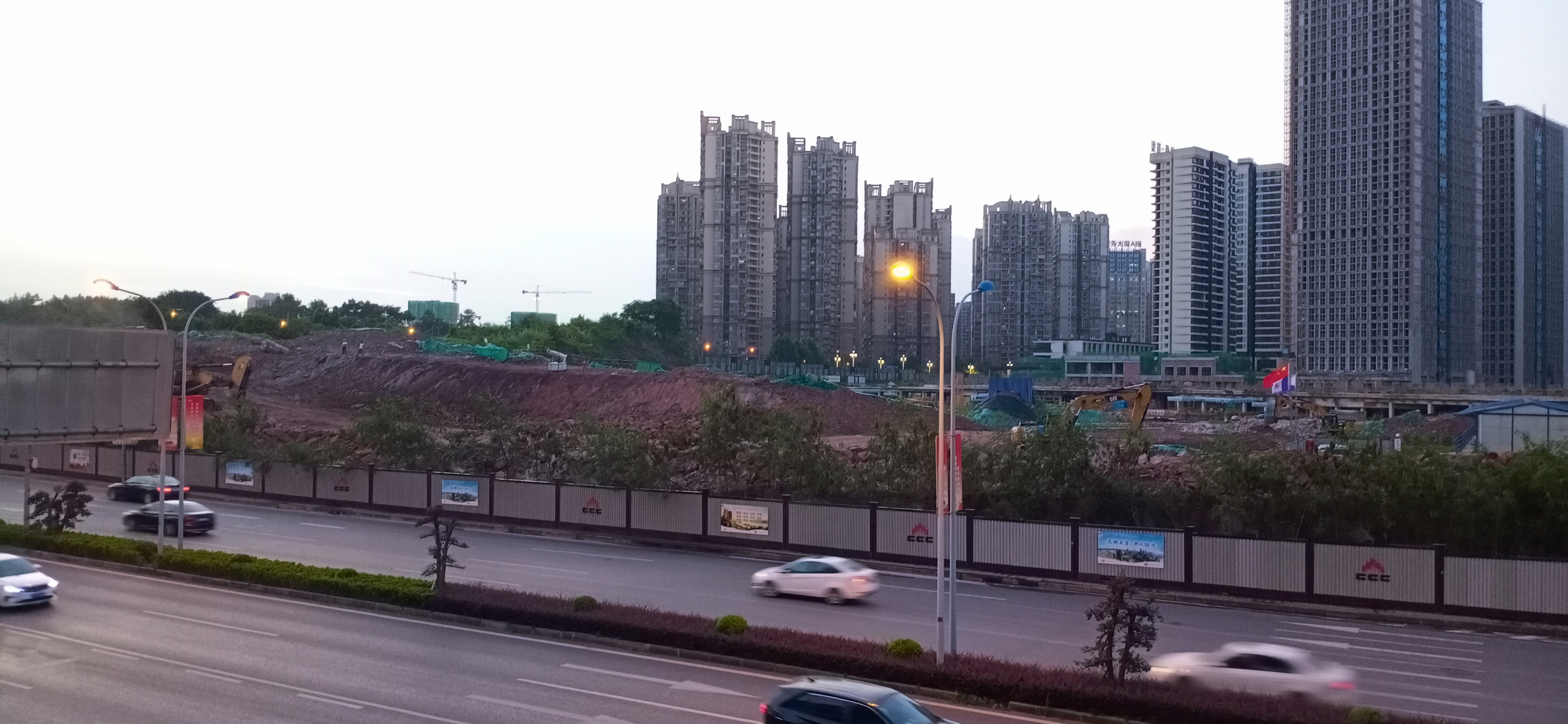 弹子石群慧公园正在修建中 吃过晚饭,散步到到紫金一品楼盘步行街边