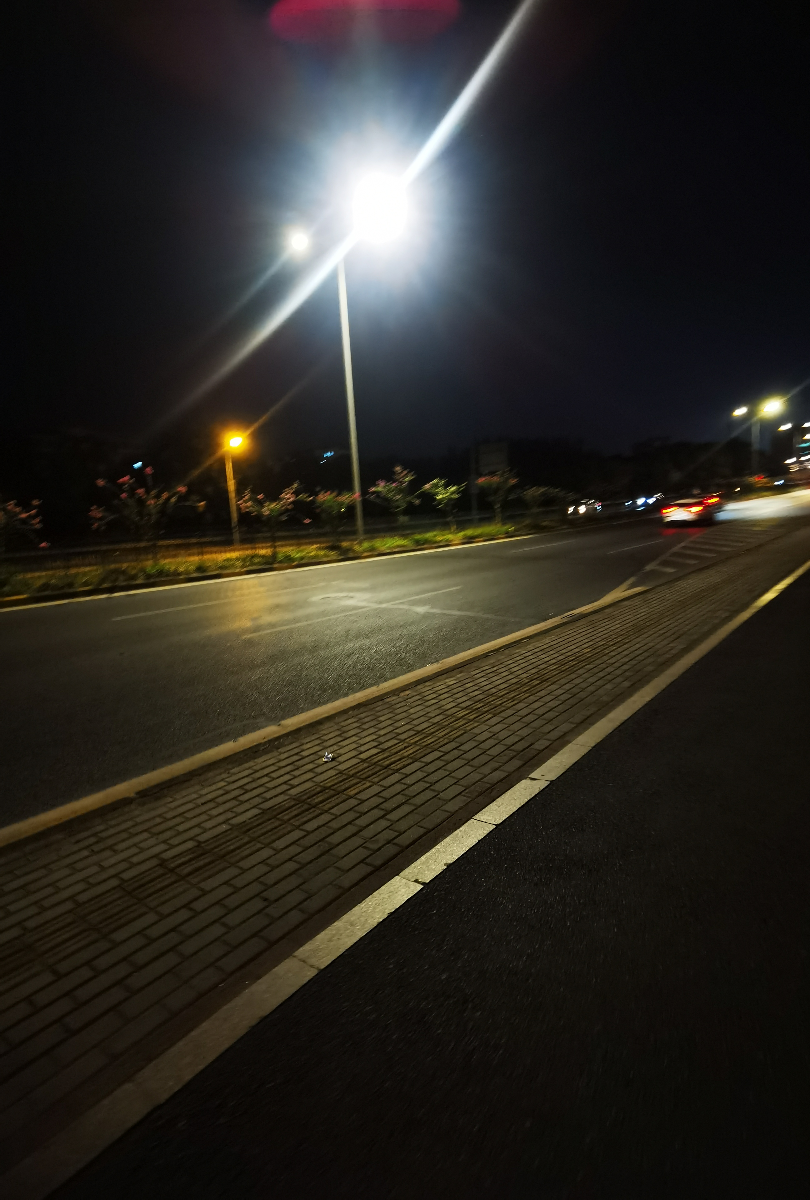 夜晚的街道,灯光照亮前行的路,独自一人,耳机里响着喜欢的歌