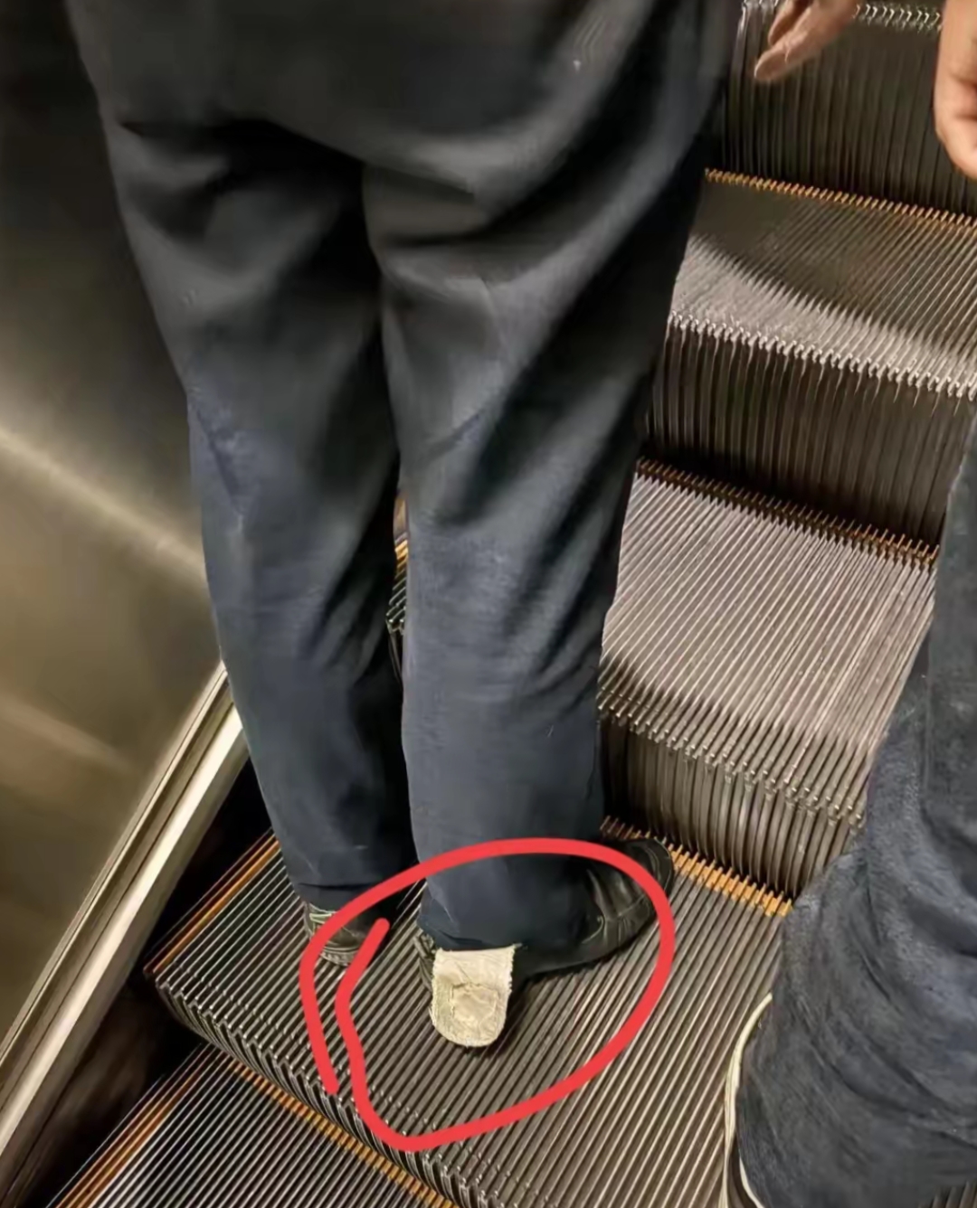 热点引遣仍诮诺椎谝蝗顺 脚踩屏幕鞋底视角踩脚袜图片脚底板脚底视角