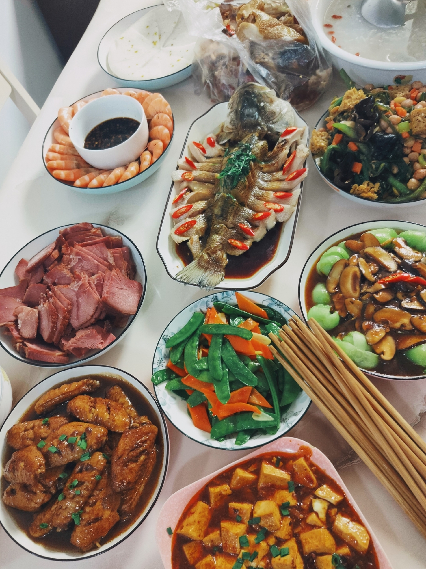 今日份来自对厨师的认可 餐桌上的盛宴,热闹与随意的交织 乍一看,这桌