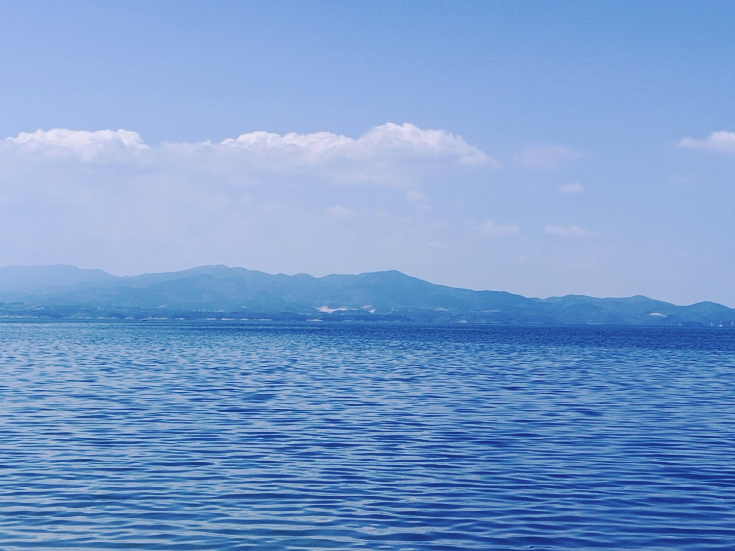 放眼远望,蓝天下,碧水青山  真的让人沉醉在这