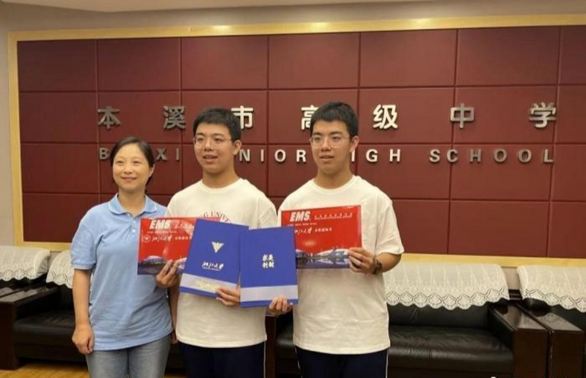 辽宁本溪市,一双胞胎兄弟一同考上浙江大学,出生时间只差一分钟,高考