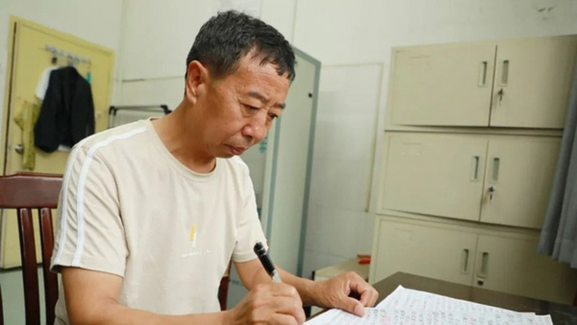 河南人身边事# 河南周口,56岁学校保安李世伟,写出40余万字长篇小说