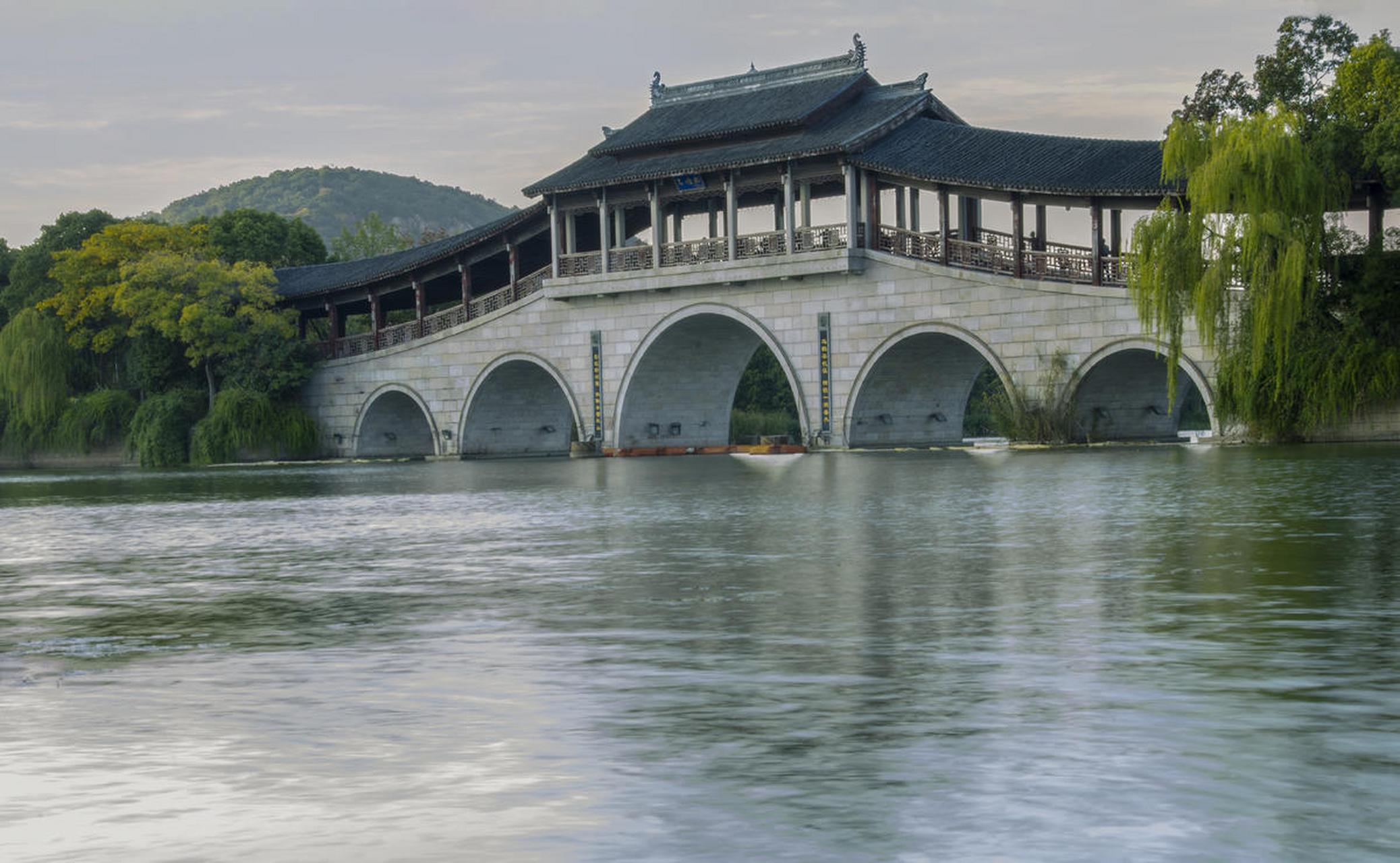 无锡蠡湖公园一隅  蠡园是太湖的主要景点之一.