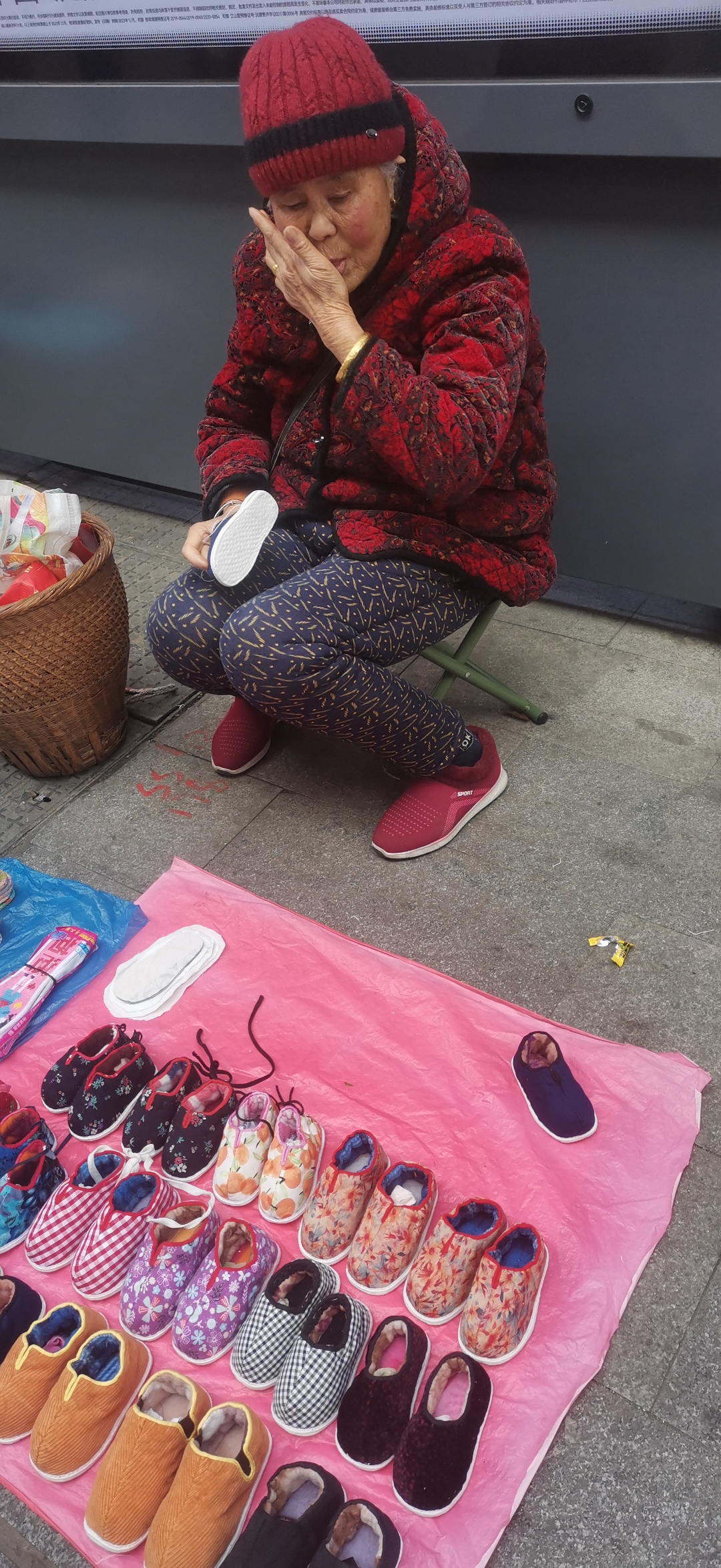 每双鞋都承载着她的故事和辛勤努力