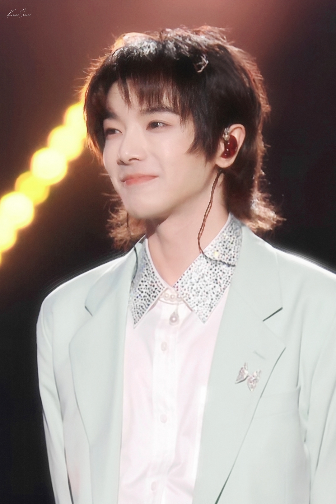 华晨宇的造型犹如艺术瑰宝,前卫独特,每一刻都散发着独特魅力,他的