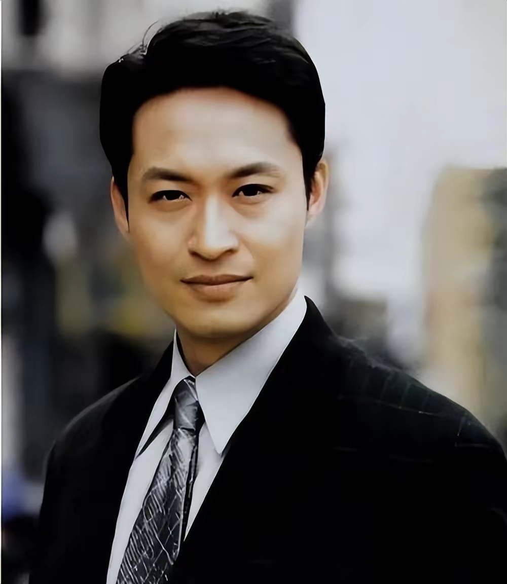 发福身材搂90后女友,两婚三子净身出户,前妻带娃活成女王