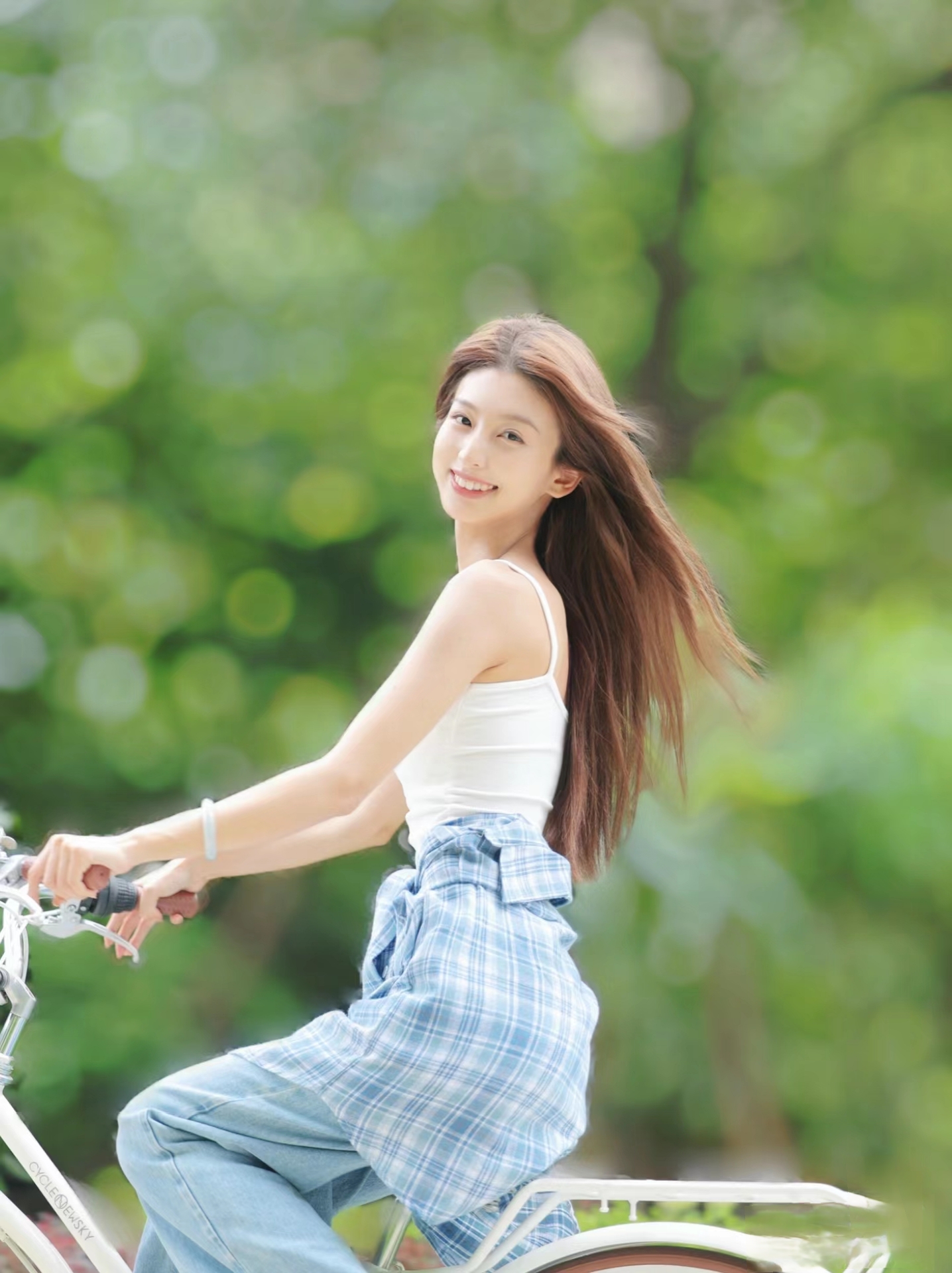 长发飘飘的女孩,享受此刻的美好时光