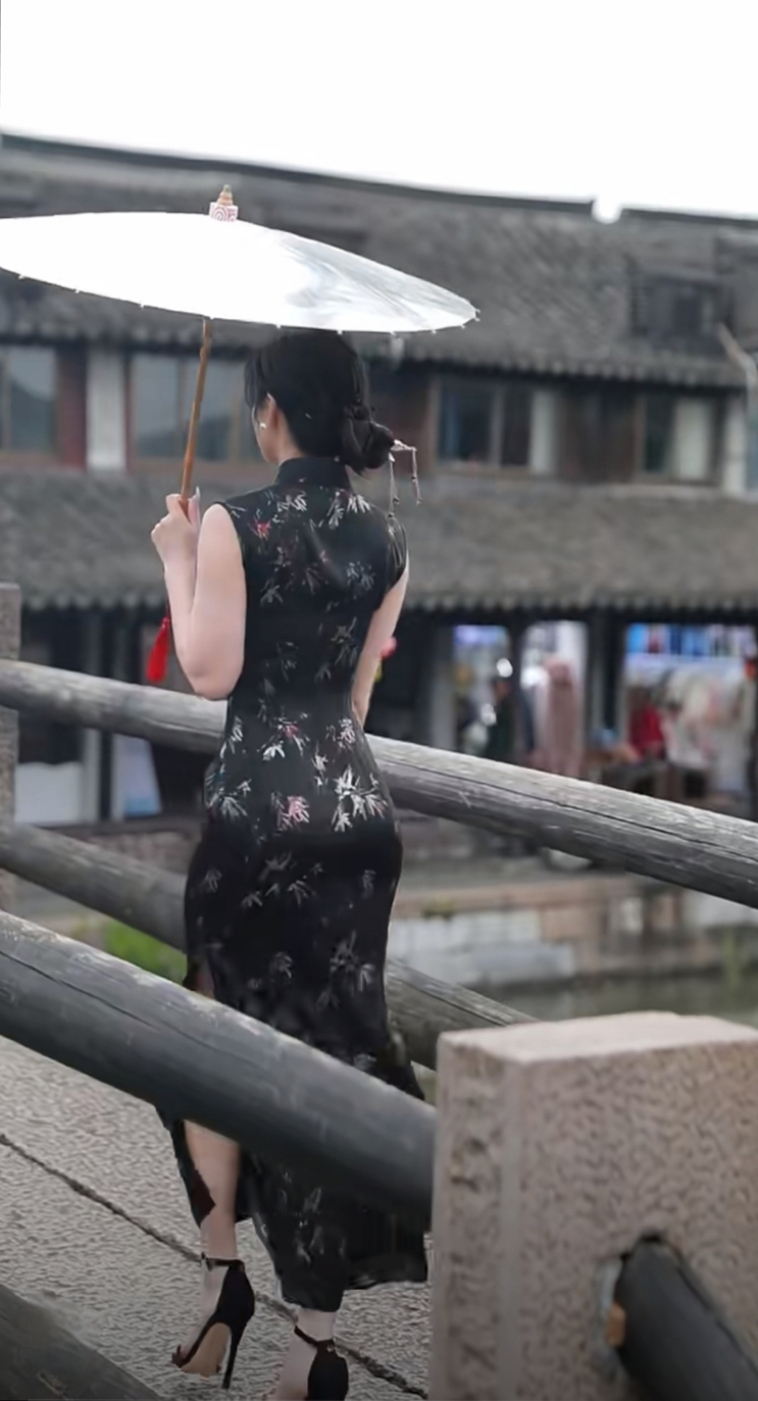 桥上独行  桥上行人稀,独见一女姿.