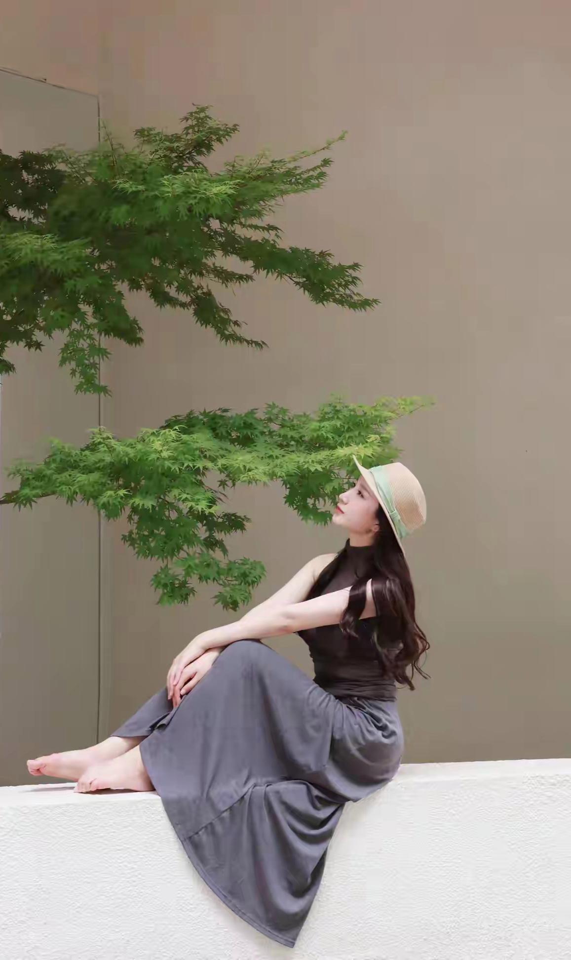 一女子静坐其间,黑衣灰裙,如墨如雾,淡雅之中,透出一股沉静之美.