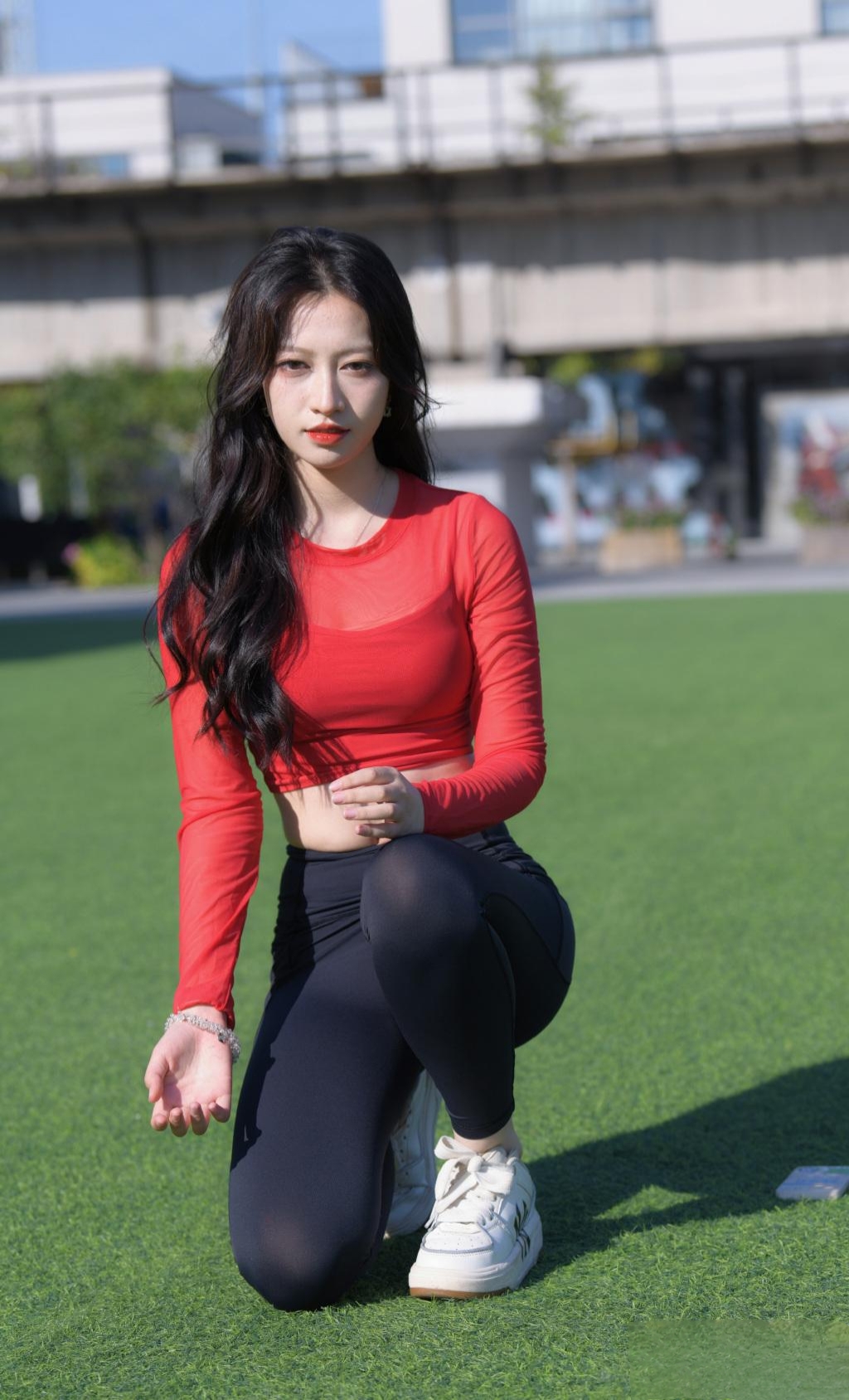 今天运动完在公园里晒晒太阳,真舒服~#性感好身材# #瑜伽紧身裤