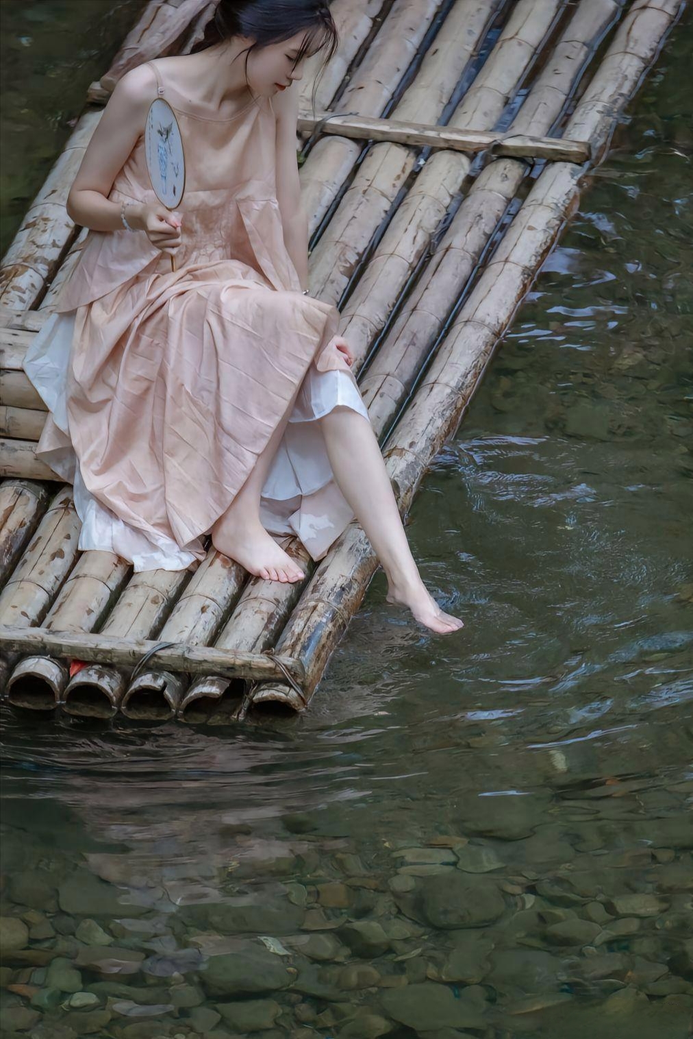 在这宁静的古风美女光脚女生赤脚汉服古装少女美足古装美女露脚红尘