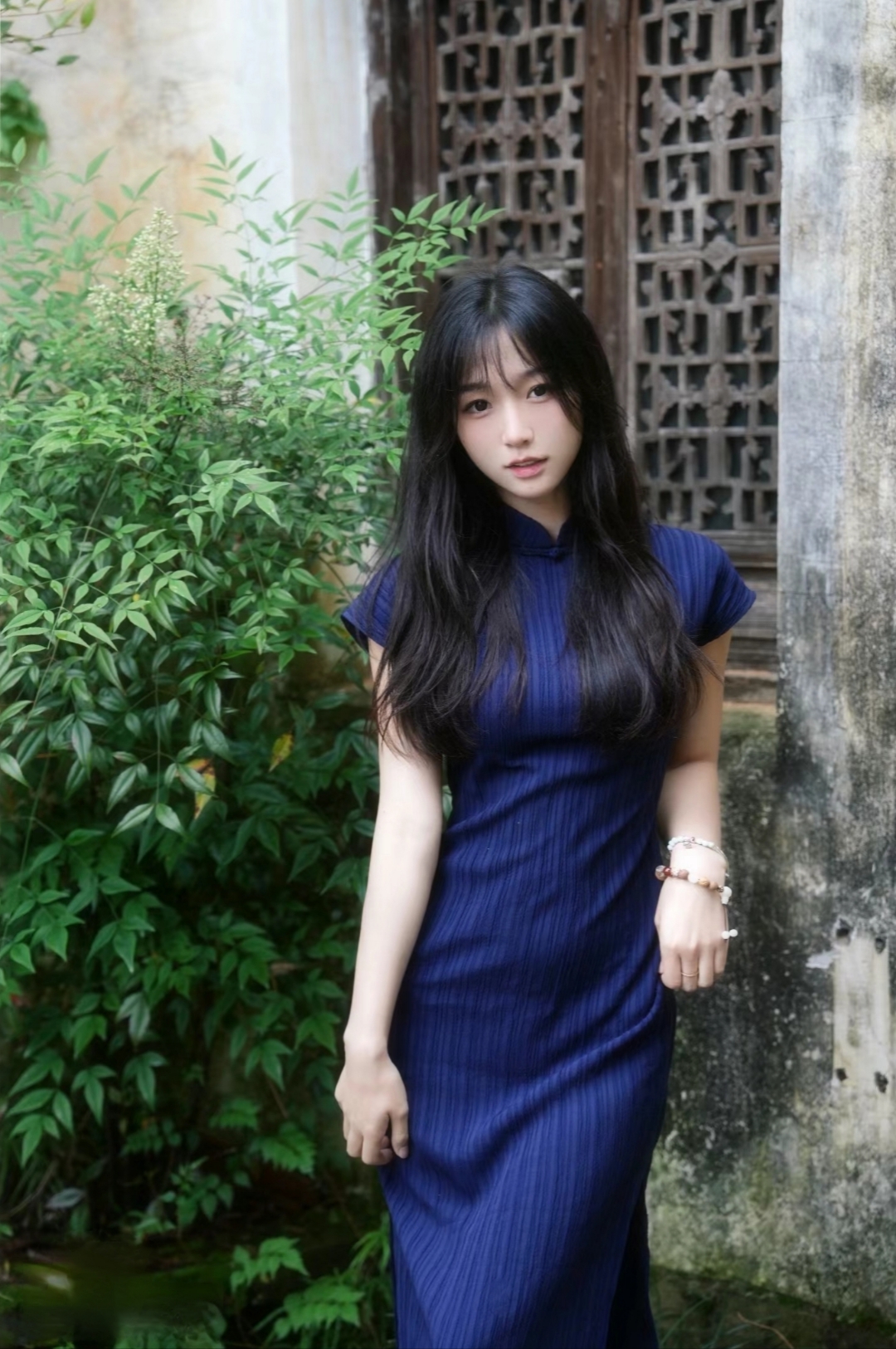 旗袍细密的条纹,仿佛记载着一段段历史的波澜,贴合女子婉约的身形