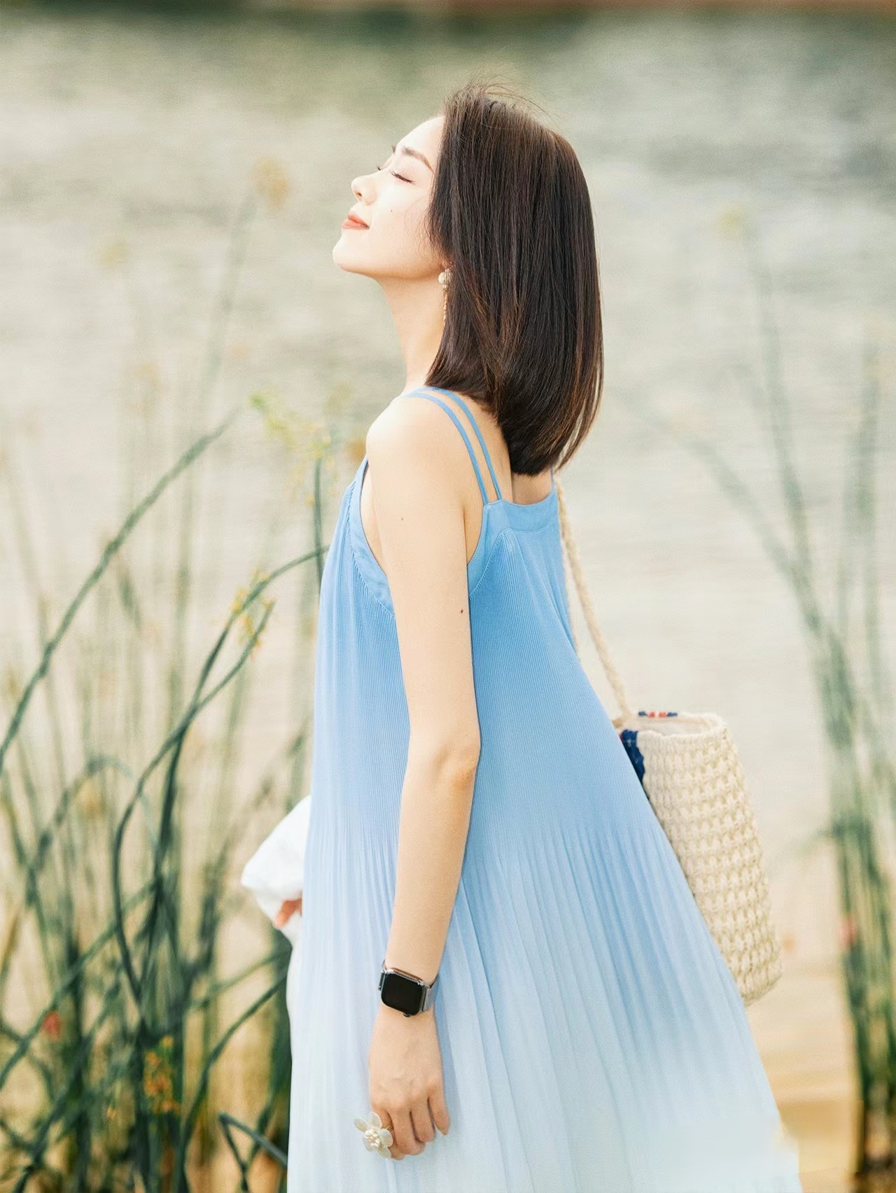 夏日湖边,微风不燥,女孩的蓝色裙摆轻轻飘扬,岁月静好