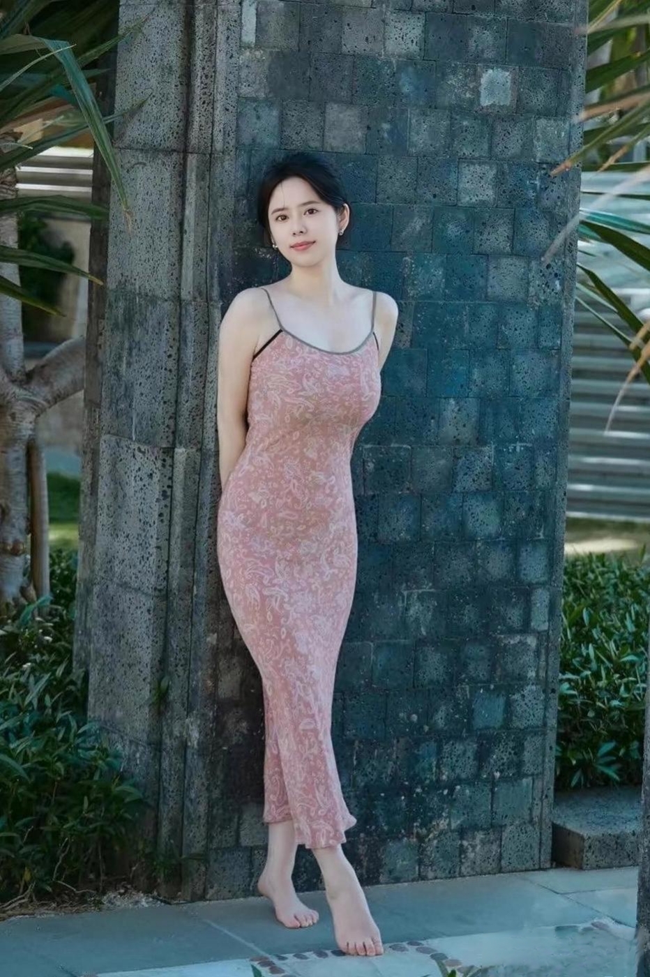 阳光下,这位美丽的女子犹如夏日微风般温柔迷人!