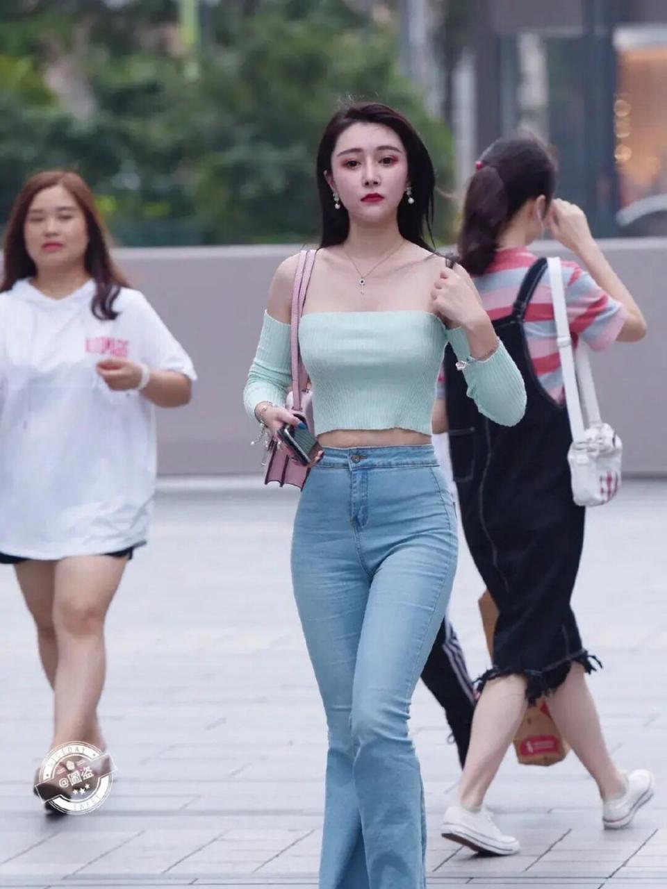 时尚街拍#贵州贵阳偶遇一位美女,身穿淡绿色露肩上衣,搭配蓝色牛仔