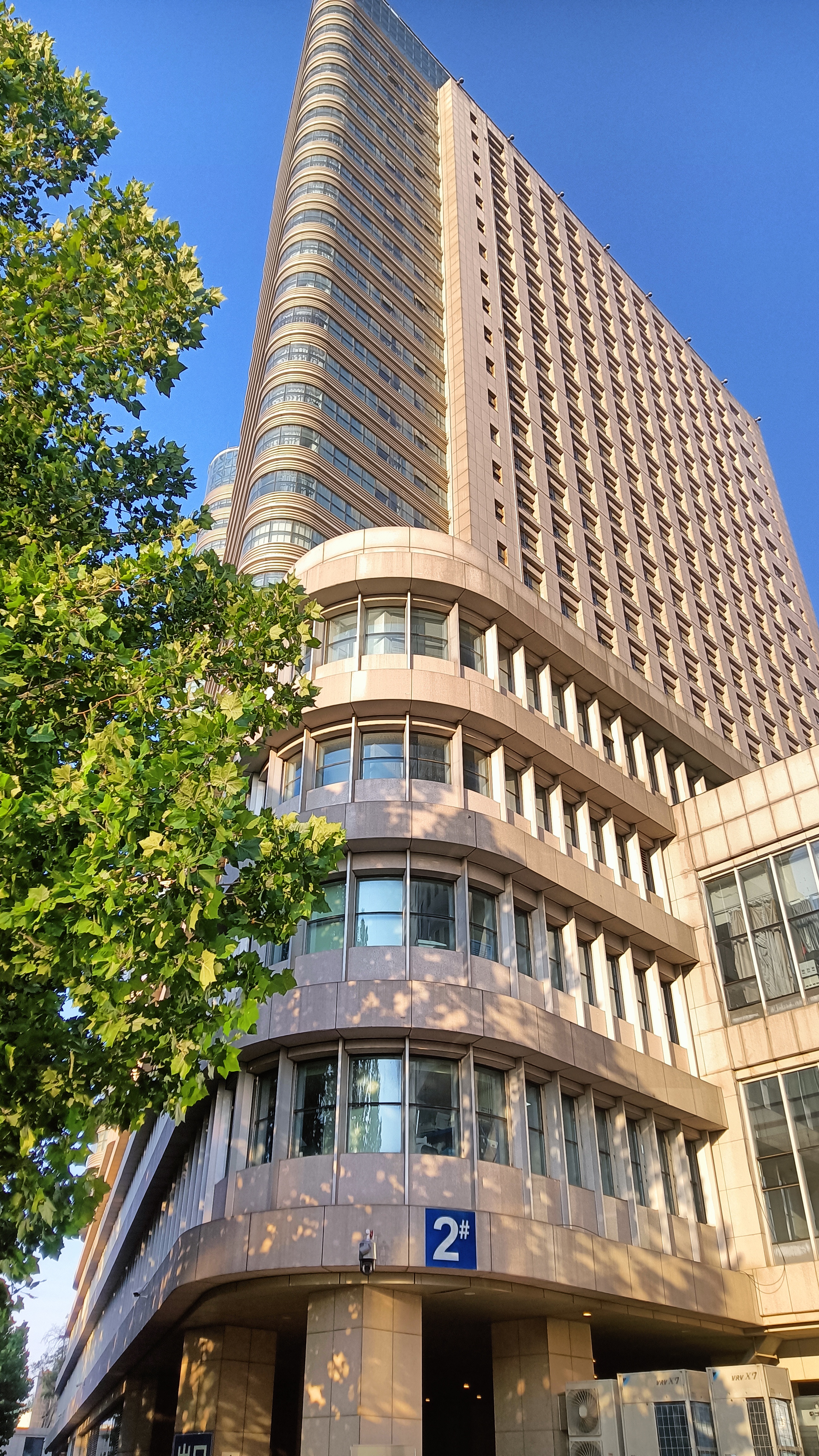 它们以坚不可摧的脊梁,构筑起守护生命的铜墙铁壁,让健