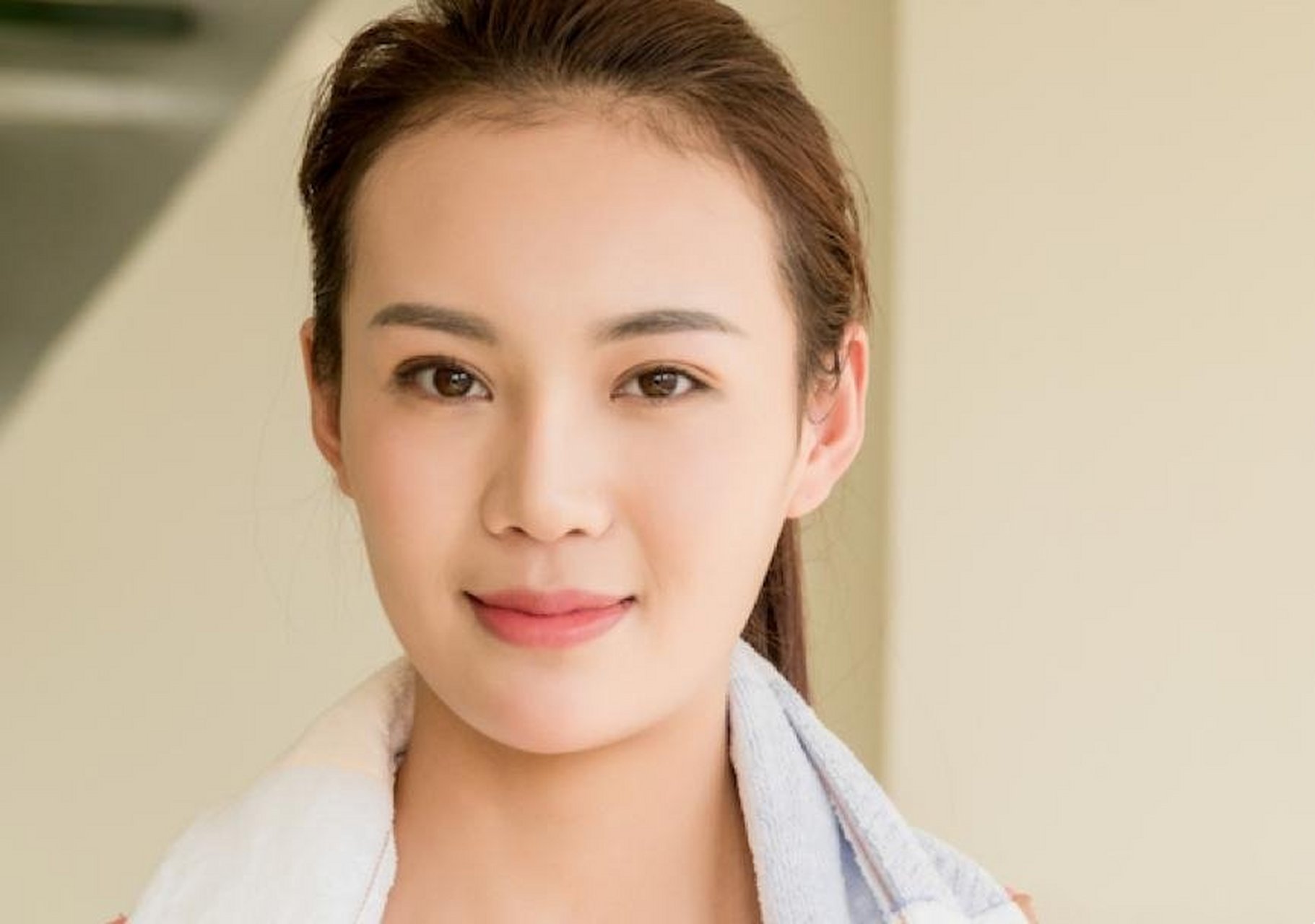 额头高阔圆润,气色不错的女人,大多是聪明有想法,自我意识强,很有自尊