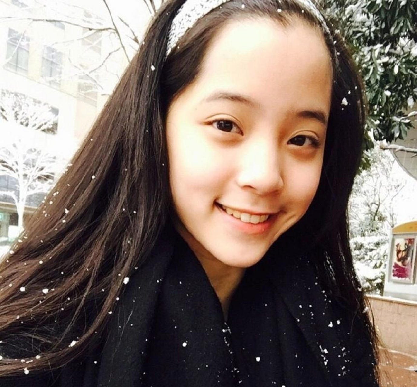 欧阳娜娜,脸部圆润,给人感觉有亲和力,额头饱满,气色润泽,耳朵圆润