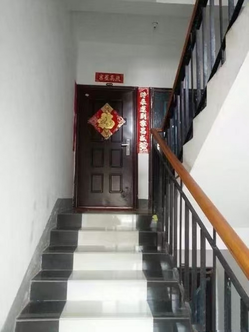 住宅门对楼梯 楼梯向下泄宅之气,财留不住,容易破财.